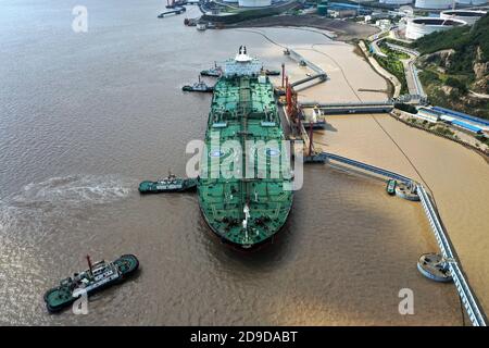 Una petroliera di nome al YARMOUK porti al porto di Shihua e il petrolio crudele viene scaricato, città di Zhoushan, provincia dello Zhejiang della Cina orientale, il 15 ottobre 2020. IO Foto Stock