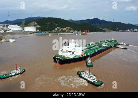 Una petroliera di nome al YARMOUK porti al porto di Shihua e il petrolio crudele viene scaricato, città di Zhoushan, provincia dello Zhejiang della Cina orientale, il 15 ottobre 2020. IO Foto Stock