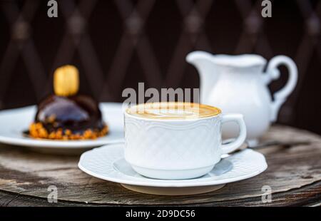 Cappuccino in una tazza, latte caldo, caffè delizioso. Tempo di coffe. Bevanda a base di caffè Foto Stock