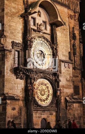 Orologio antico in serata illuminazione sul Municipio torre di Praga sulla Piazza della Città Vecchia Foto Stock