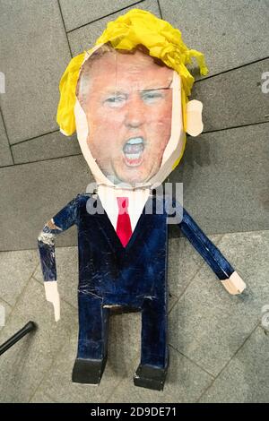 04 novembre 2020. Londra, Regno Unito. Una figura esemplare del presidente degli Stati Uniti Donald Trump è esposta in una dimostrazione contro Donald Trump al di fuori dell’ambasciata degli Stati Uniti a Londra. Le proteste organizzate dai gruppi Black Lives Matter e Stand to Racism si cooperano con le fasi finali delle elezioni presidenziali americane tra Joe Biden e Donald Trump. Foto di Ray Tang Foto Stock