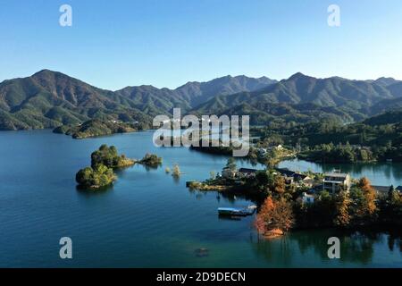 Huangshan, Huangshan, Cina. 5 Nov 2020. LA FOTO AEREA DELLA CINA scattata il 4 novembre 2020 mostra il lago taiping nella città di Huangshan, la provincia di Anhui della Cina orientale. L'area panoramica del lago Taiping copre un'area totale di 88 kmq. Il lago è punteggiato da isole di diverse dimensioni e altezze, Che sono disseminati a caso, rotto o anche galleggianti nella vasta distesa di onde, proprio come le montagne sul mare. Taiping Lake è un'attrazione turistica nazionale AAAA e un punto panoramico nazionale di conservazione dell'acqua. E' conosciuto come ''Huangshan Lovers'', ''Chinese Jade'', ''Perla del mondo'' e ''Lago Geneva o Foto Stock