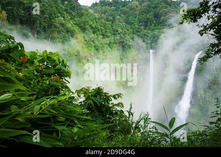 Scenario cascate Tad Fane nella nebbia mattutina, magiche cascate gemelle nella stagione delle piogge, attrazioni turistiche nel Laos del Sud. Foto Stock