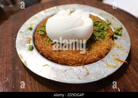 Kunefe con gelato sul piatto nel ristorante Foto Stock