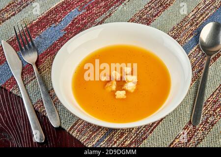 Purea di zuppa con verdure in un recipiente bianco primo piano Foto Stock