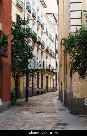 Pittoresca vista di via Nuncio nel quartiere Latina nel centro di Madrid. Foto Stock