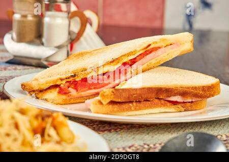 sandwich con pomodori e prosciutto in un primo piano in un bar Foto Stock