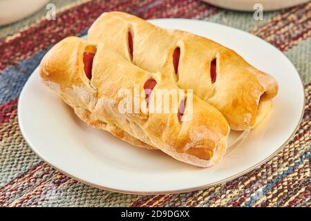 salsicce cotte in pasticceria in un fast food cafe vicino su Foto Stock