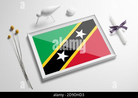 Saint Kitts e Nevis bandiera in legno cornice sul tavolo. Bianco naturale morbido concetto, tema nazionale celebrazione. Foto Stock
