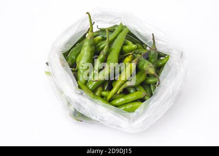 Peperoncino verde in sacchetto di polietilene bianco trasparente Foto Stock