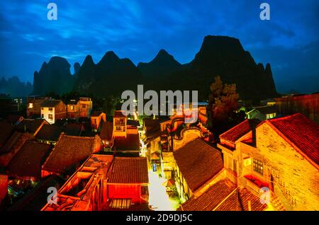 Guangxi guilin yangshuo contea xing ping città di notte Foto Stock