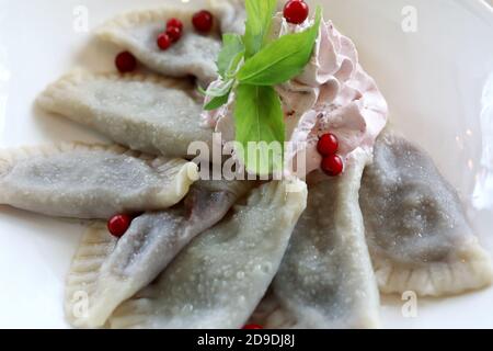 Gnocchi dolci con ciliegie sul piatto in un ristorante Foto Stock