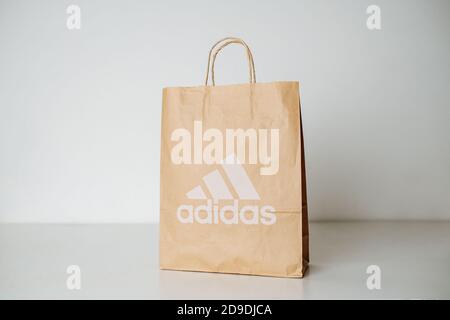 RUSSIA, UFA - 02 NOVEMBRE 2020: Pacchetto artigianato adidas su tavola bianca Foto Stock