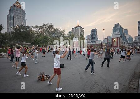 Bangkok, Thailandia, febbraio 2009. Le persone si sono riunite per il fitness all'aperto al Parco Lumpini al tramonto. Foto Stock