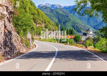 La strada in montagna vicino al Monastero di Moracha, Montenegro Foto Stock