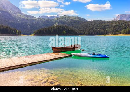 Barche solitarie nel Lago Nero sul Monte Durmentor, Montenegro Foto Stock