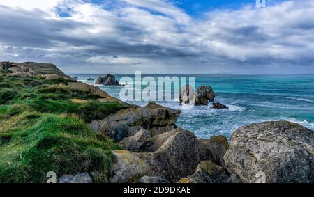 Una costa frastagliata e selvaggia in Cantabria, nel nord della Spagna Foto Stock