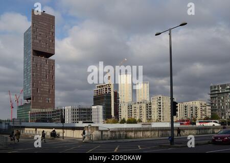 Paesaggio urbano con uffici moderni e edifici residenziali e nuvole a Stratford, Londra, Inghilterra, Gran Bretagna (Regno Unito) Foto Stock