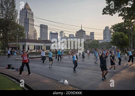 Bangkok, Thailandia, febbraio 2009. Le persone si sono riunite per il fitness all'aperto al Parco Lumpini al tramonto. Foto Stock