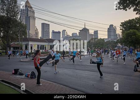 Bangkok, Thailandia, febbraio 2009. Le persone si sono riunite per il fitness all'aperto al Parco Lumpini al tramonto. Foto Stock