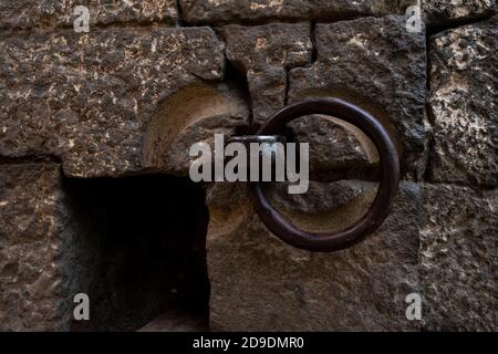 Un colpo vicino di anello di metallo isolato nel forte Kalaburagi cancello posteriore di entrata, Kalaburagi, Karnataka/India-Ottobre, 30.2020 Foto Stock
