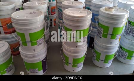 29 Ottobre 2020 : Reengus, Jaipur, India / Grande stagione del festival indiano, negozio di ferramenta con diversi tipi di pitture murali in secchi per la ristrutturazione. Foto Stock