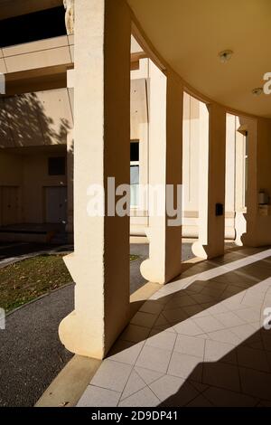 Colonnato o Row of Architectural Columns & Shadows of the Edificio Archivio neo-classico (1996) Digne-les-Bains Provenza Francia Foto Stock