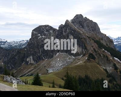 La montagna chiamata Aggenstein nelle alpi bavaresi vicino al La frontiera per l'Austria è alta quasi 2000 metri Foto Stock