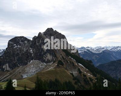 La montagna chiamata Aggenstein nelle alpi bavaresi vicino al La frontiera per l'Austria è alta quasi 2000 metri Foto Stock