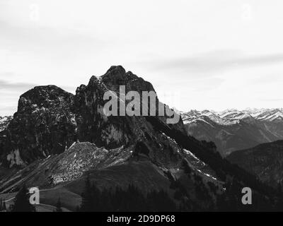 La montagna chiamata Aggenstein nelle alpi bavaresi vicino al La frontiera per l'Austria è alta quasi 2000 metri Foto Stock