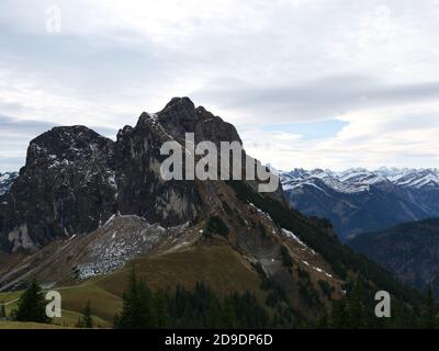 La montagna chiamata Aggenstein nelle alpi bavaresi vicino al La frontiera per l'Austria è alta quasi 2000 metri Foto Stock