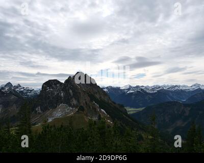 La montagna chiamata Aggenstein nelle alpi bavaresi vicino al La frontiera per l'Austria è alta quasi 2000 metri Foto Stock