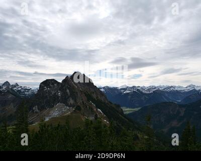 La montagna chiamata Aggenstein nelle alpi bavaresi vicino al La frontiera per l'Austria è alta quasi 2000 metri Foto Stock