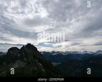 La montagna chiamata Aggenstein nelle alpi bavaresi vicino al La frontiera per l'Austria è alta quasi 2000 metri Foto Stock