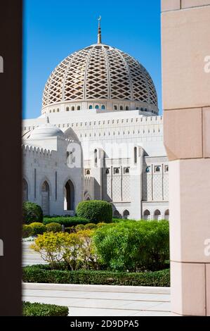 La Grande Moschea del Sultano Qaboos a Mascate, Sultanato dell'Oman. Finanziato dal sultano Qaboos bin Said al Said, la moschea ospita il più grande han del mondo Foto Stock