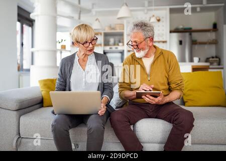 La coppia senior ritirata impara a conoscere il computer e il supporto online. Foto Stock