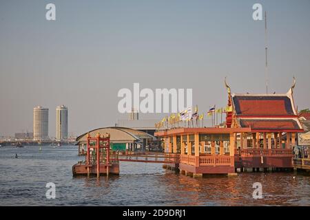 Bangkok, Thailandia, marzo 2016. Uno dei moli per le navi di trasporto pubblico sul fiume Chao Phraya. Foto Stock