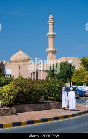 Sultanato di Oman: Nizwa, l'ex capitale, con il suo forte militare e il suo souk Foto Stock