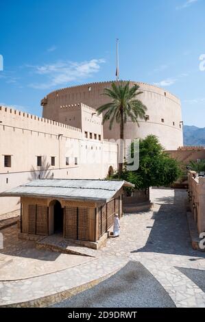 Sultanato di Oman: Nizwa, l'ex capitale, con il suo forte militare e il suo souk Foto Stock