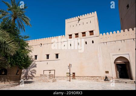 Sultanato di Oman: Nizwa, l'ex capitale, con il suo forte militare e il suo souk Foto Stock