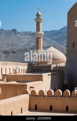 Sultanato di Oman: Nizwa, l'ex capitale, con il suo forte militare e il suo souk Foto Stock