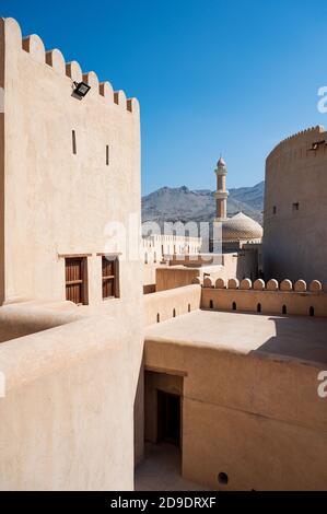 Sultanato di Oman: Nizwa, l'ex capitale, con il suo forte militare e il suo souk Foto Stock
