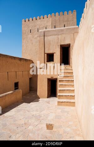 Sultanato di Oman: Nizwa, l'ex capitale, con il suo forte militare e il suo souk Foto Stock