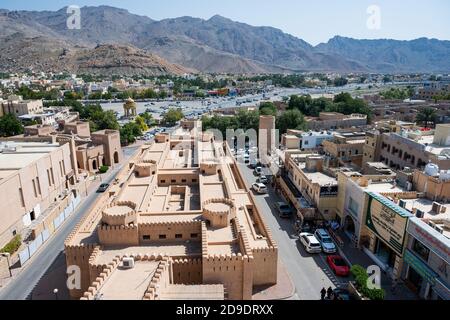 Sultanato di Oman: Nizwa, l'ex capitale, con il suo forte militare e il suo souk Foto Stock