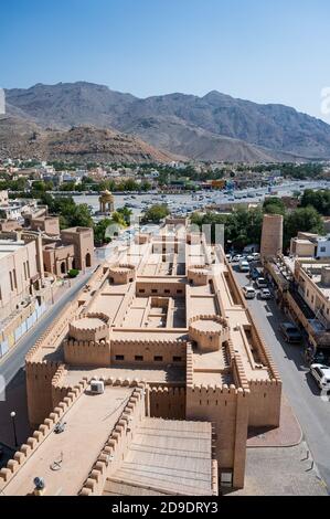 Sultanato di Oman: Nizwa, l'ex capitale, con il suo forte militare e il suo souk Foto Stock