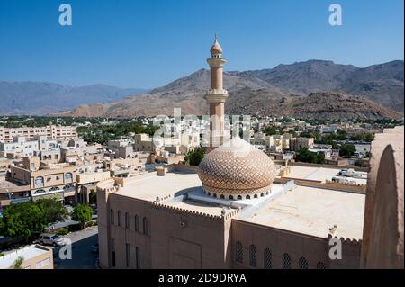 Sultanato di Oman: Nizwa, l'ex capitale, con il suo forte militare e il suo souk Foto Stock