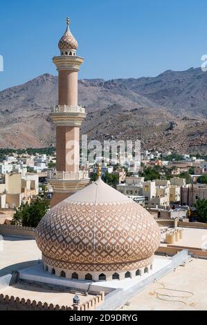 Sultanato di Oman: Nizwa, l'ex capitale, con il suo forte militare e il suo souk Foto Stock