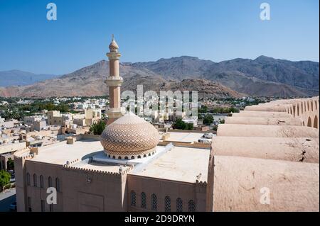 Sultanato di Oman: Nizwa, l'ex capitale, con il suo forte militare e il suo souk Foto Stock