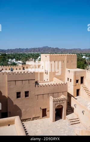Sultanato di Oman: Nizwa, l'ex capitale, con il suo forte militare e il suo souk Foto Stock