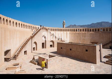 Sultanato di Oman: Nizwa, l'ex capitale, con il suo forte militare e il suo souk Foto Stock